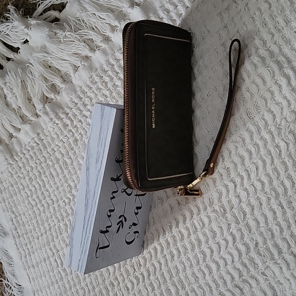 Michael Kors Jet Set Wristlet - Picture 6 of 6